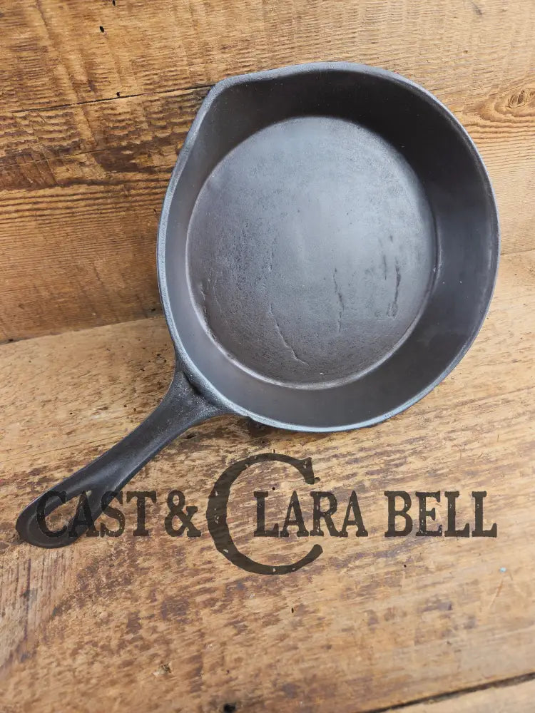 Antique gate-marked unknown #6 skillet. Est 1880βs. Left single spout heat ring bottom w/ fancy handle. Skillet