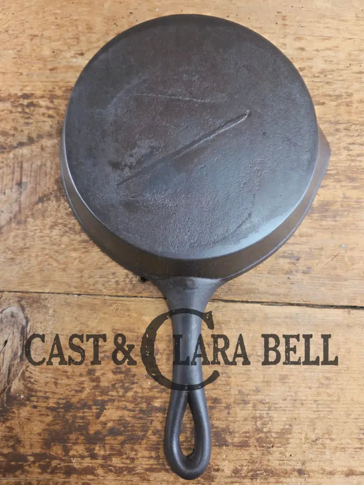 Antique gate-marked unknown #6 skillet. Est 1880βs. Left single spout heat ring bottom w/ fancy handle. Skillet