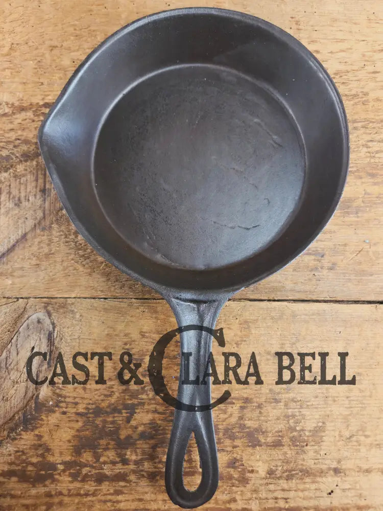 Antique gate-marked unknown #6 skillet. Est 1880βs. Left single spout heat ring bottom w/ fancy handle. Skillet