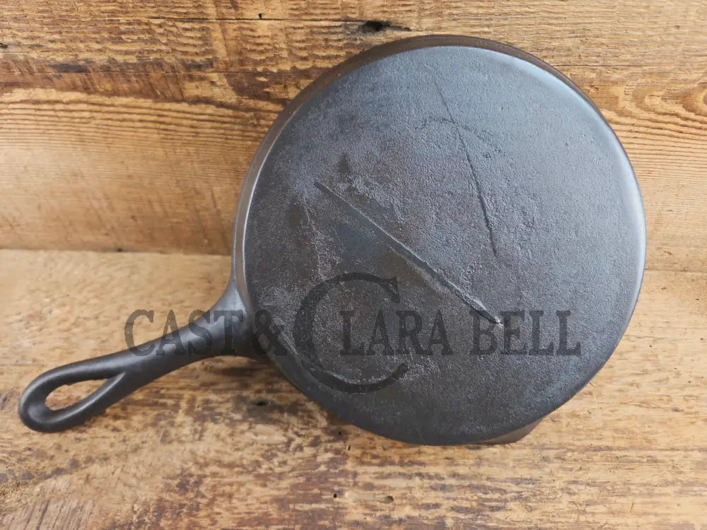 Antique gate-marked unknown #6 skillet. Est 1880’s. Left single spout heat ring bottom w/ fancy handle. Skillet