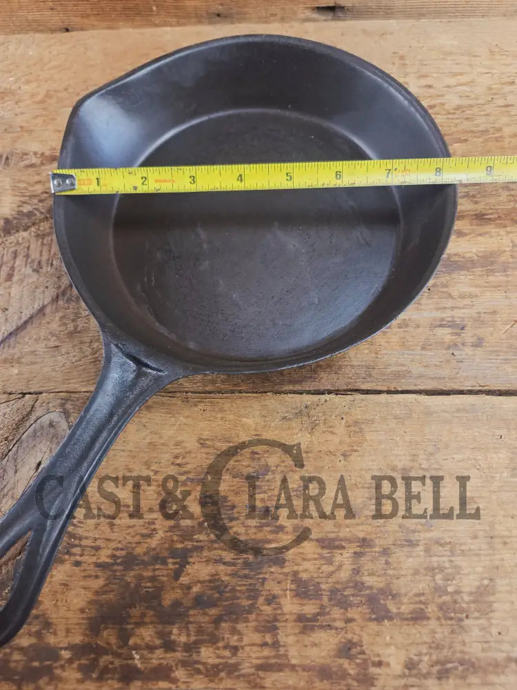 Antique gate-marked unknown #6 skillet. Est 1880’s. Left single spout heat ring bottom w/ fancy handle. Skillet