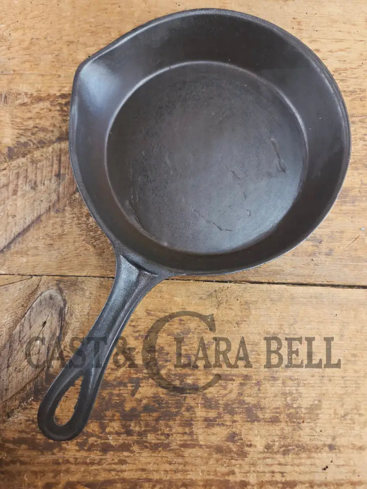 Antique gate-marked unknown #6 skillet. Est 1880’s. Left single spout heat ring bottom w/ fancy handle. Skillet
