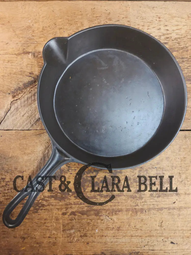 Antique gate-marked unknown #8 skillet. Est 1880βs. Left single spout heat ring bottom w/ semi fancy handle Skillet