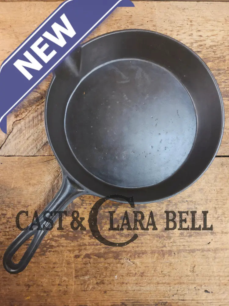 Antique gate-marked unknown #8 skillet. Est 1880βs. Left single spout heat ring bottom w/ semi fancy handle Skillet