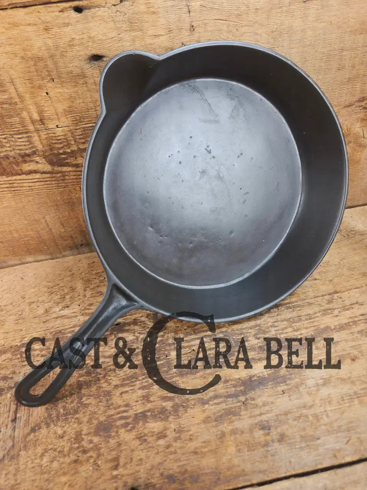 Antique gate-marked unknown #8 skillet. Est 1880βs. Left single spout heat ring bottom w/ semi fancy handle Skillet