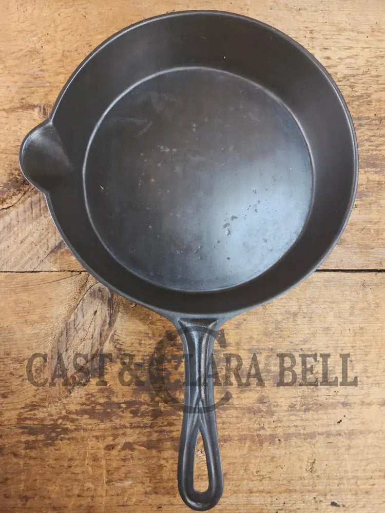 Antique gate-marked unknown #8 skillet. Est 1880βs. Left single spout heat ring bottom w/ semi fancy handle Skillet