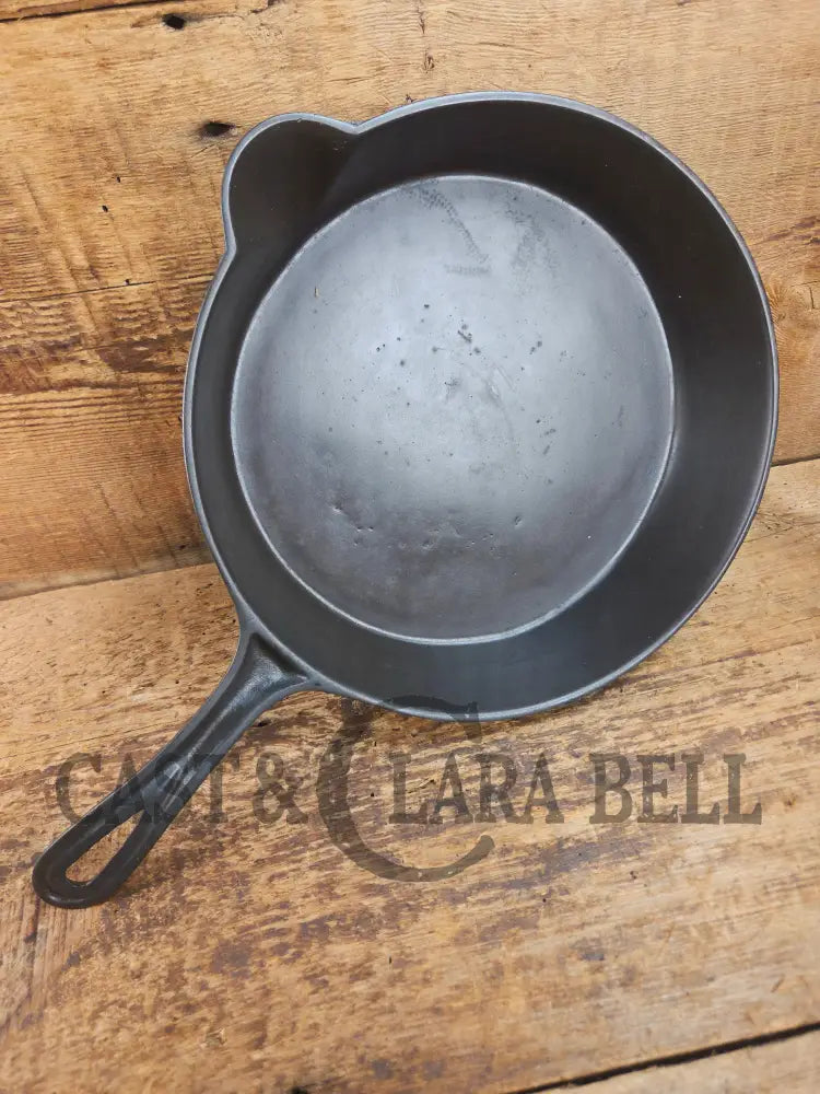 Antique gate-marked unknown #8 skillet. Est 1880βs. Left single spout heat ring bottom w/ semi fancy handle Skillet