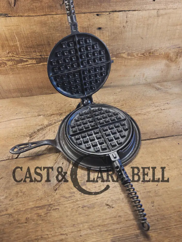 Awesome! 1920’s Griswold #8 Waffle Iron 885/886 with Matching Low Base 975. Ready to make crispy waffles! Waffle Iron