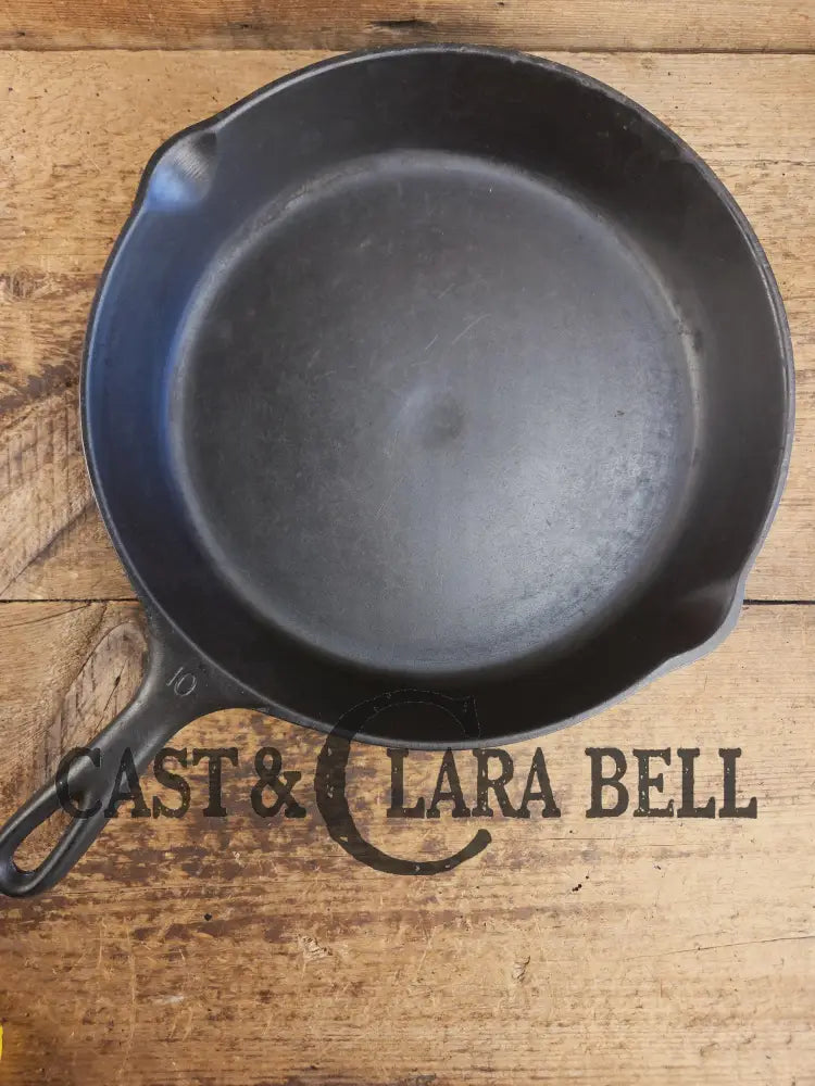 Awesome and tough to find! Fantastic for the gourmet kitchen! 1920βs Vollrath #10 Cast Iron Skillet with Heat Ring