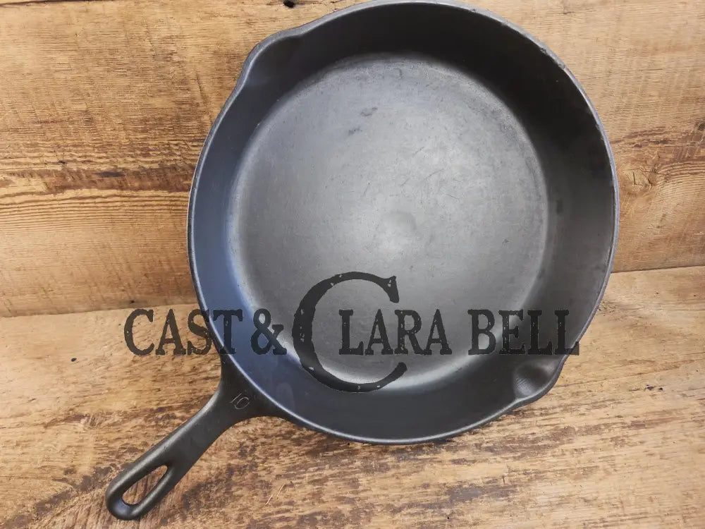 Awesome and tough to find! Fantastic for the gourmet kitchen! 1920βs Vollrath #10 Cast Iron Skillet with Heat Ring