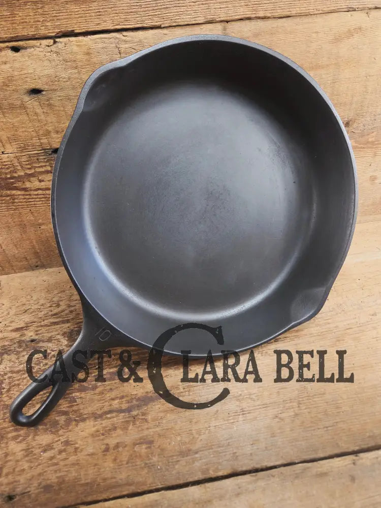 Awesome bacon skillet. Big 1930โs Wagner Ware #10 Cast Iron Skillet with Stylized Logo 1060 R Skillet