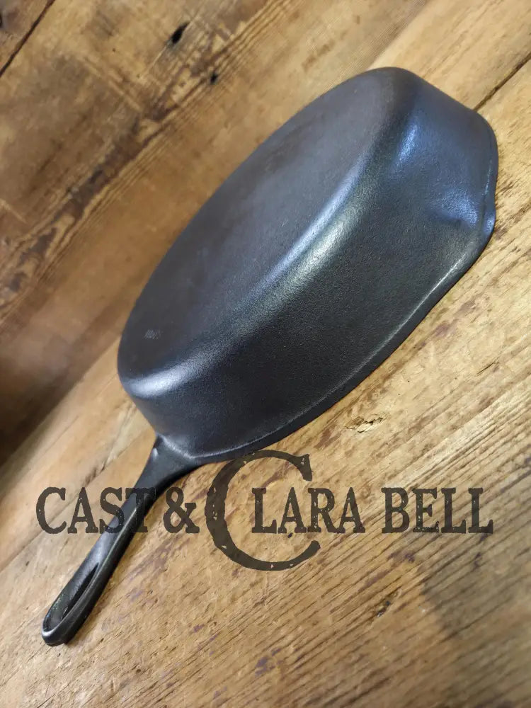 Awesome big bacon skillet! Big 1930βs Wagner Ware #10 Cast Iron Skillet with Stylized Logo 1060 A Skillet