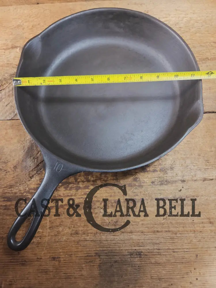 Awesome big bacon skillet! Big 1930’s Wagner Ware #10 Cast Iron Skillet with Stylized Logo 1060 A Skillet