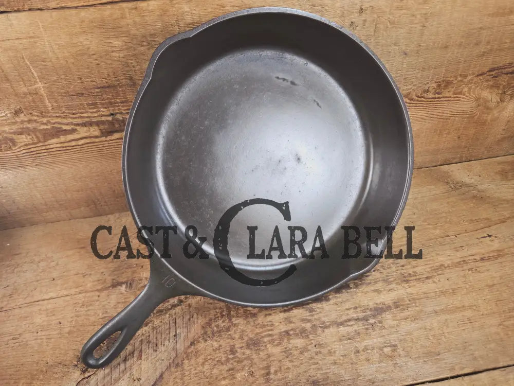 Awesome big bacon skillet! Big 1930’s Wagner Ware #10 Cast Iron Skillet with Stylized Logo 1060 A Skillet