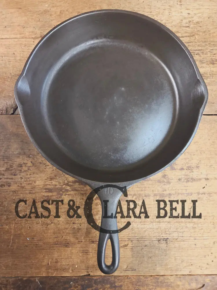 Awesome big bacon skillet! Big 1930’s Wagner Ware #10 Cast Iron Skillet with Stylized Logo 1060 A Skillet