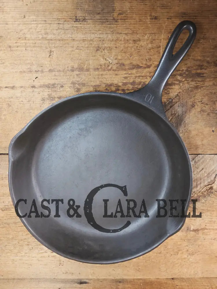 Awesome big bacon skillet! Big 1930βs Wagner Ware #10 Cast Iron Skillet with Stylized Logo 1060 A Skillet