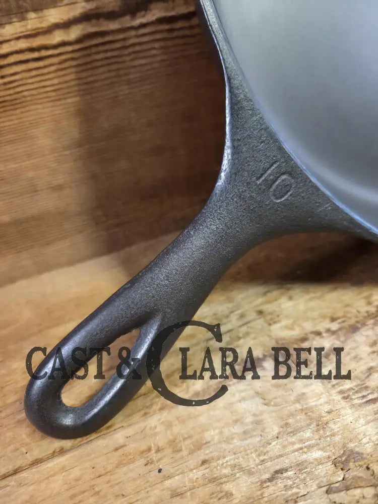 Awesome big bacon skillet! Big 1930βs Wagner Ware #10 Cast Iron Skillet with Stylized Logo 1060 A Skillet