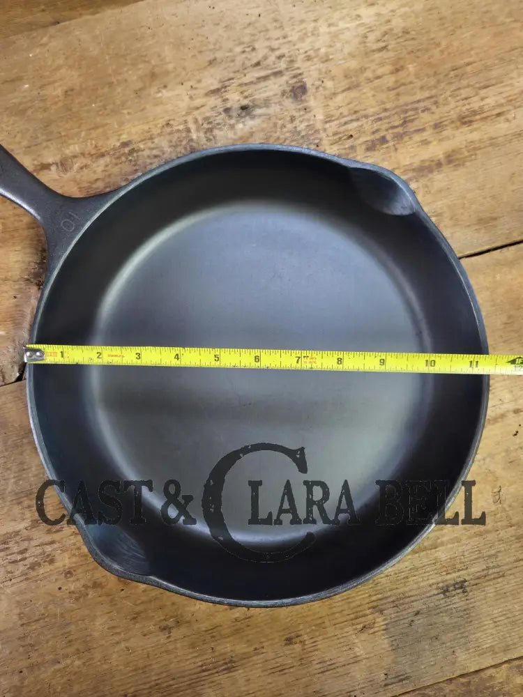 Awesome big bacon skillet! Big 1930’s Wagner Ware #10 Cast Iron Skillet with Stylized Logo 1060 A Skillet