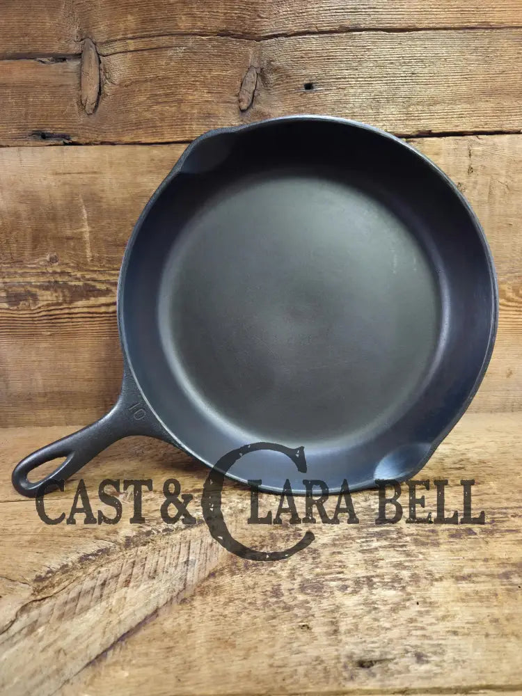 Awesome big bacon skillet! Big 1930’s Wagner Ware #10 Cast Iron Skillet with Stylized Logo 1060 A Skillet