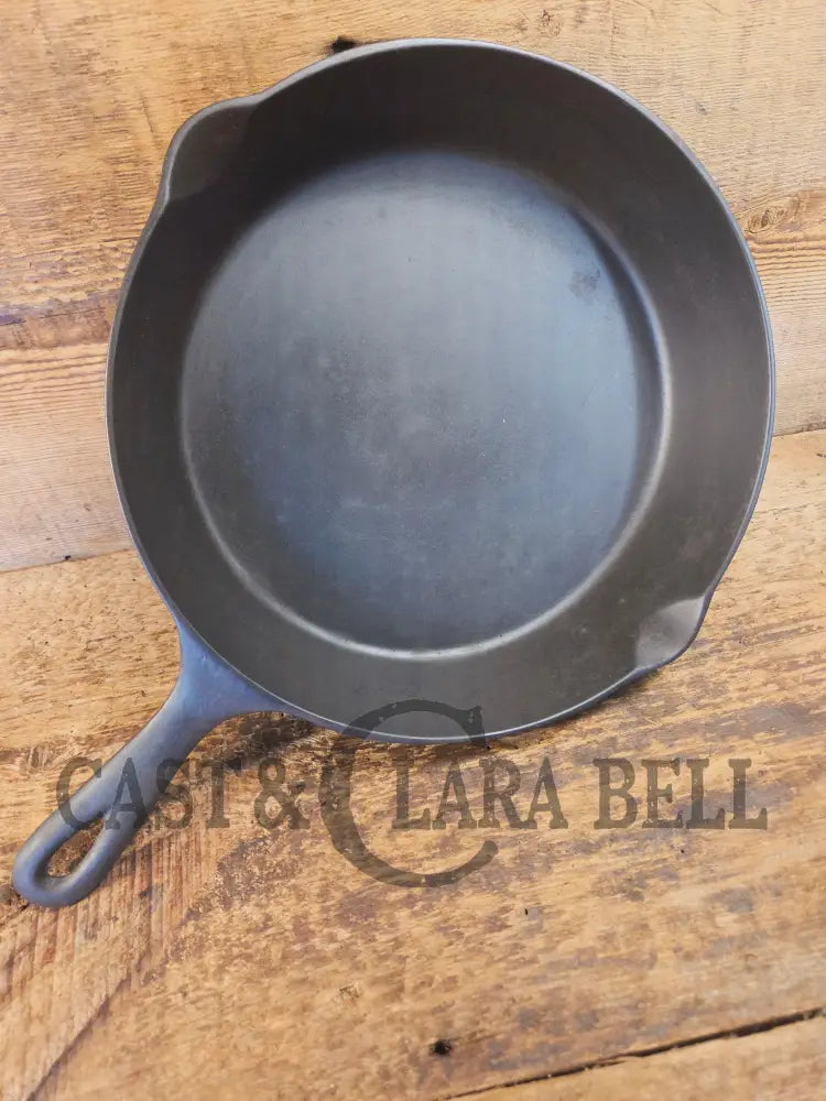 Awesome story awesome pan 1920’s Chicago Hardware Foundry #8 7 X Skillet with Hammered Finish - Skillet