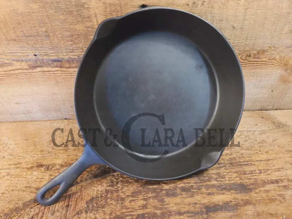 Awesome story awesome pan 1920’s Chicago Hardware Foundry #8 7 X Skillet with Hammered Finish - Skillet