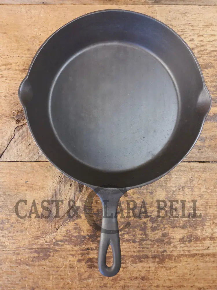 Awesome story awesome pan 1920’s Chicago Hardware Foundry #8 7 X Skillet with Hammered Finish - Skillet