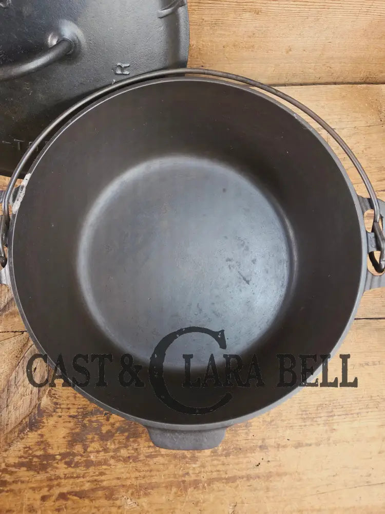 Beautiful 1920’s Griswold No. 9 Tite-Top Dutch Oven with Block Logo p/n 834 C Block Logo lid 2552. PERFECT for stews