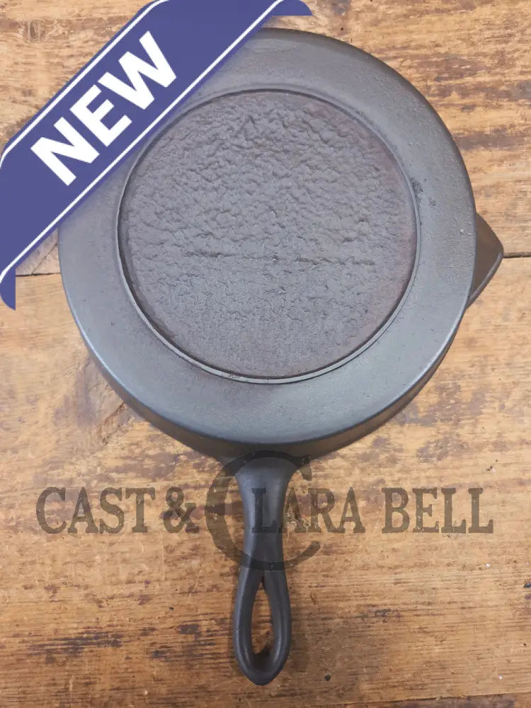 Beautiful Antique gate-marked unknown #9 skillet. Est 1880’s. Left single spout heat ring bottom w/ semi fancy handle