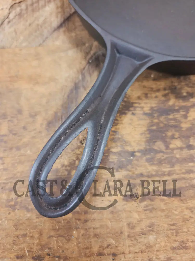 Beautiful Antique gate-marked unknown #9 skillet. Est 1880’s. Left single spout heat ring bottom w/ semi fancy handle