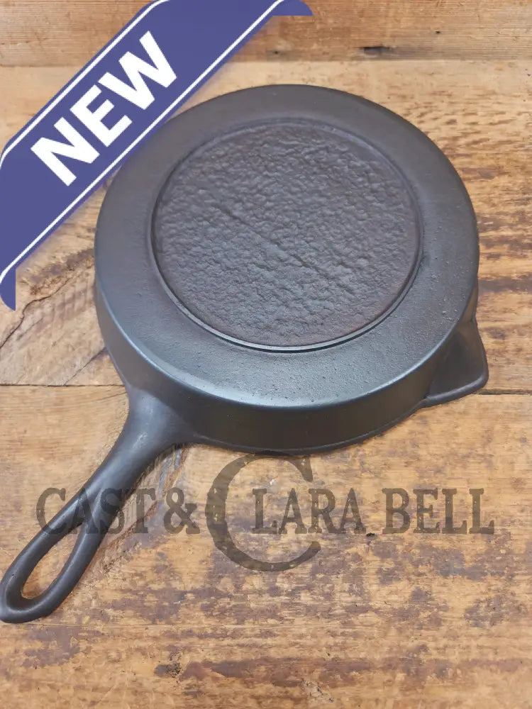 Beautiful Antique gate-marked unknown #9 skillet. Est 1880’s. Left single spout heat ring bottom w/ semi fancy handle