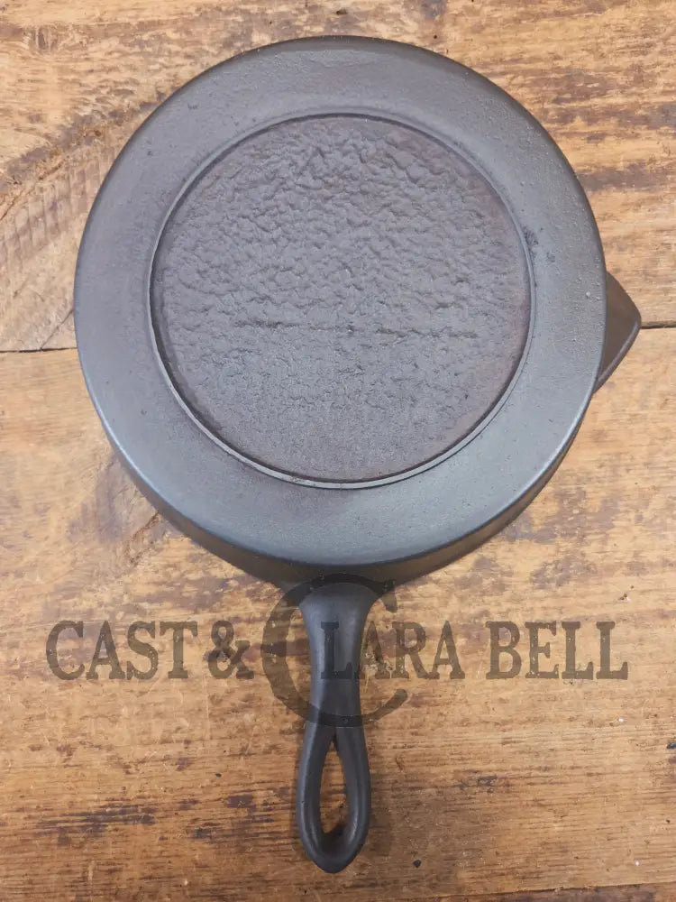 Beautiful Antique gate-marked unknown #9 skillet. Est 1880’s. Left single spout heat ring bottom w/ semi fancy handle