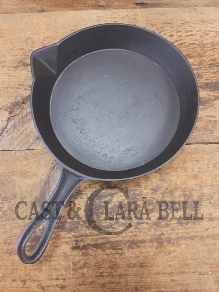 Beautiful Antique gate-marked unknown #9 skillet. Est 1880’s. Left single spout heat ring bottom w/ semi fancy handle