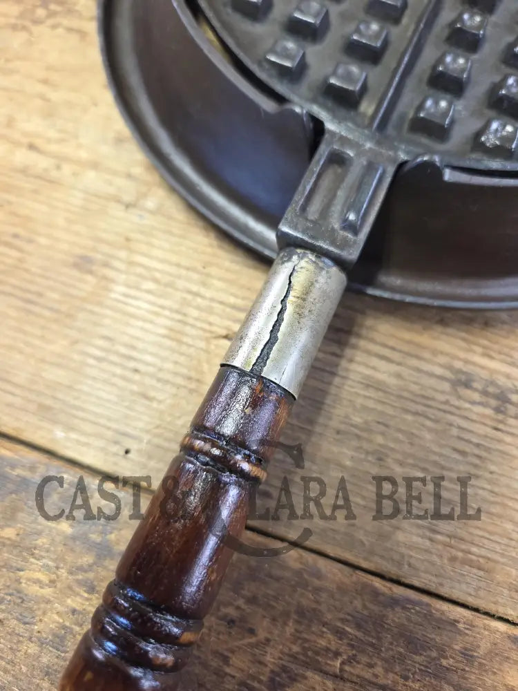 Beautiful! Early 1900โs Wagner #7 Cast Iron Waffle Iron with low base. Patโd 1910. Fully restored and ready to use!
