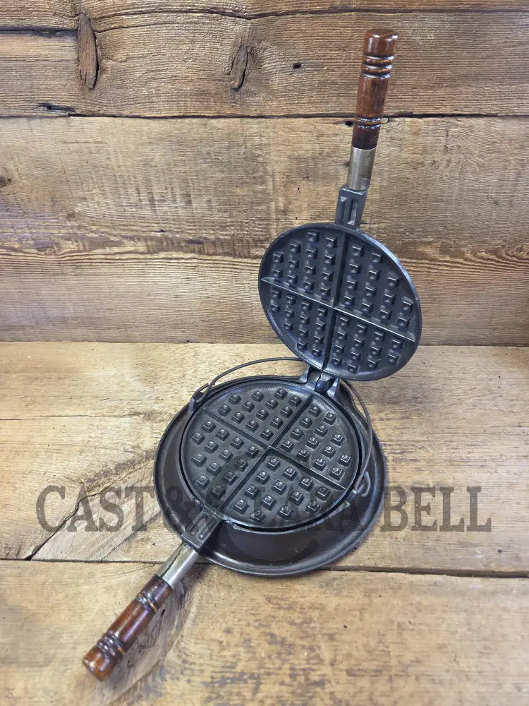 Beautiful! Early 1900โs Wagner #7 Cast Iron Waffle Iron with low base. Patโd 1910. Fully restored and ready to use!