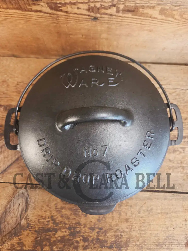 Beautiful elegant and tough to find! 1920’s Wagner Ware #7 Round Roaster with #1267 w/ fully marked Sawtooth Lid