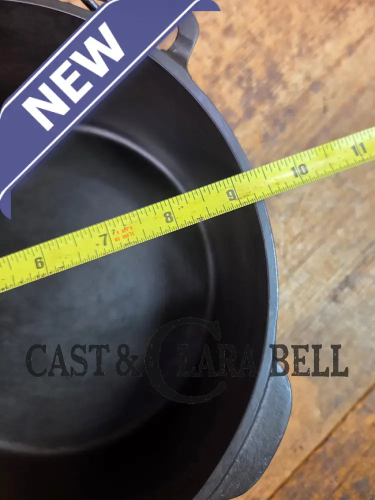 Beautiful elegant and tough to find! 1920’s Wagner Ware #7 Round Roaster with #1267 w/ fully marked Sawtooth Lid Dutch