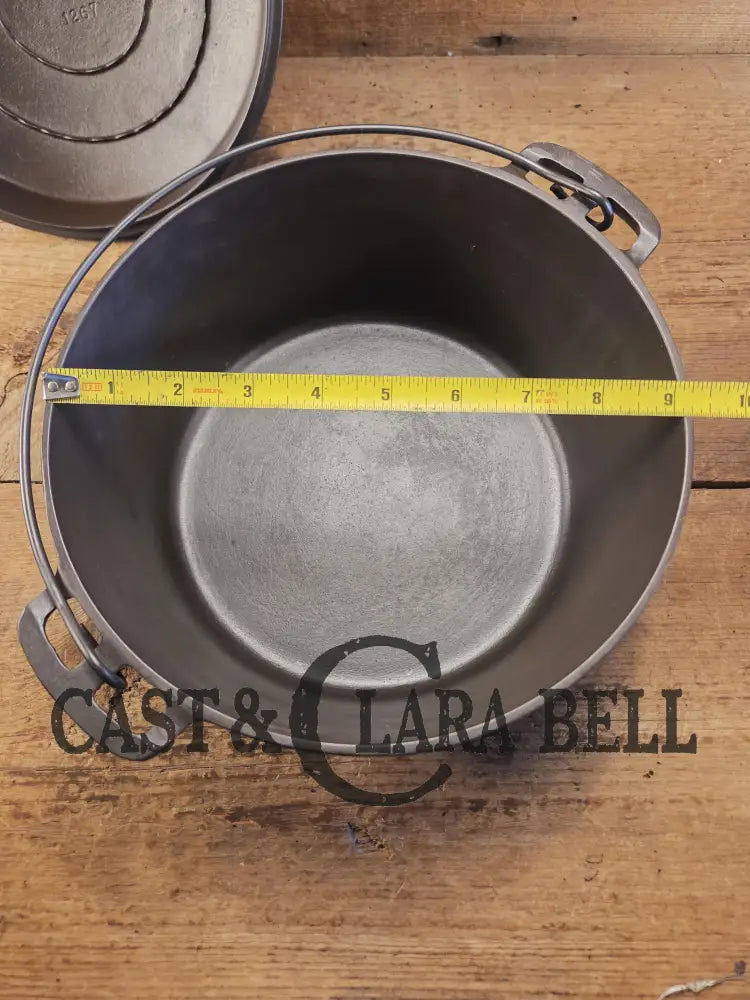 Beautiful elegant and tough to find! 1920’s Wagner Ware #7 Round Roaster with #1267 w/ Sawtooth Lid. Ring style Lid!