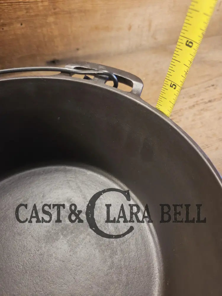 Beautiful elegant and tough to find! 1920’s Wagner Ware #7 Round Roaster with #1267 w/ Sawtooth Lid. Ring style Lid!