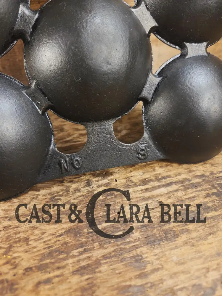 Beautiful Griswold 1910’s No. 3 Gem Pan 11 cup p/n 942 Variation #2 (Rarity 4 out of 10) Bakeware