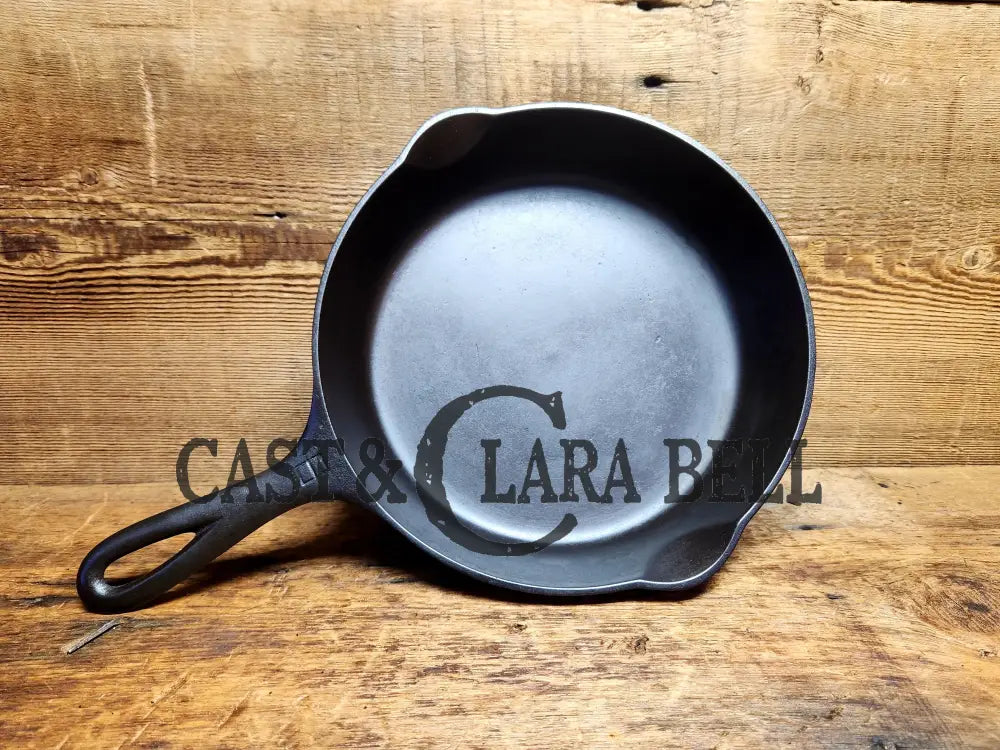 Beautiful piece! 1920’s Griswold #6 Skillet with Large Block Logo 699. Perfect for saute’s and sides. Restored and