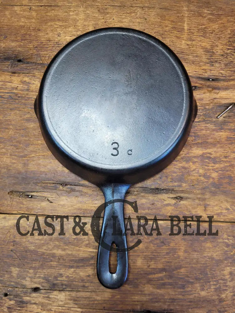 Beautiful Vintage Unmarked Favorite Skillet #3 Cast Iron Egg Skillet. Great Everyday Pan!