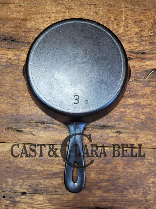 Beautiful Vintage Unmarked Favorite Skillet #3 Cast Iron Egg Skillet. Great Everyday Pan!