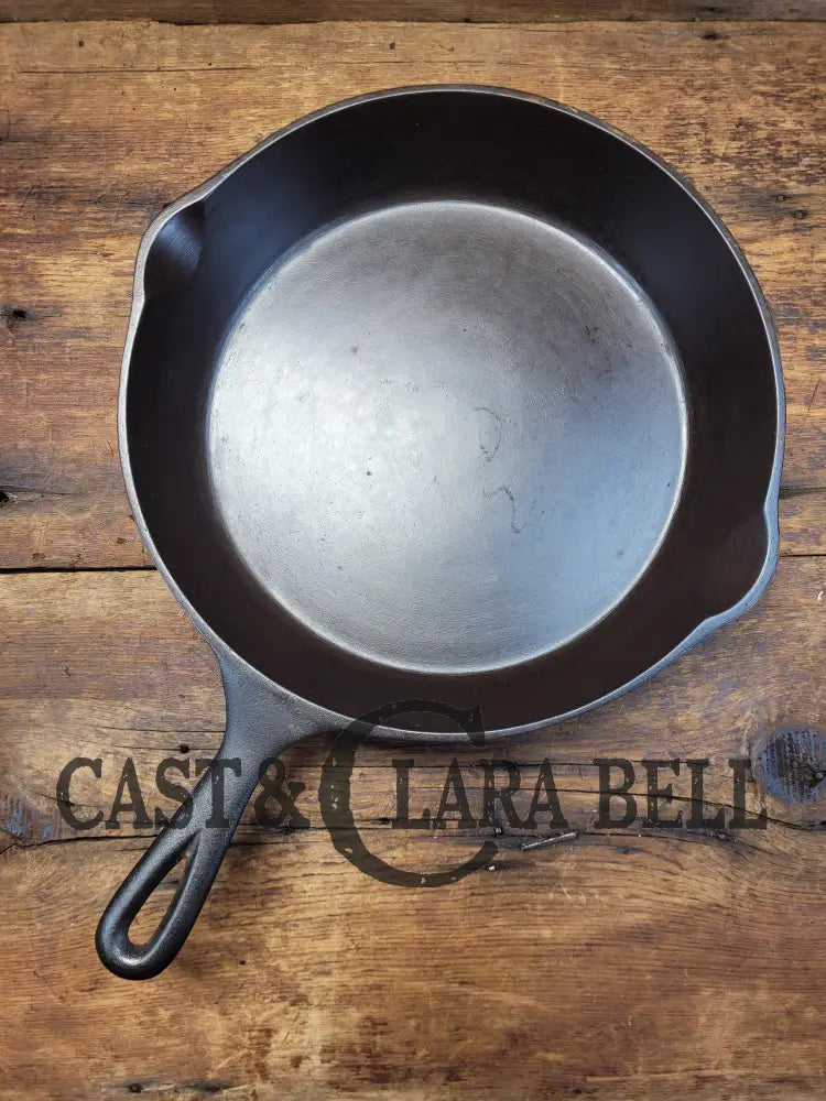 Beautiful Vintage Unmarked Favorite Skillet #8 Cast Iron Skillet. Great Everyday Pan Wonderfully