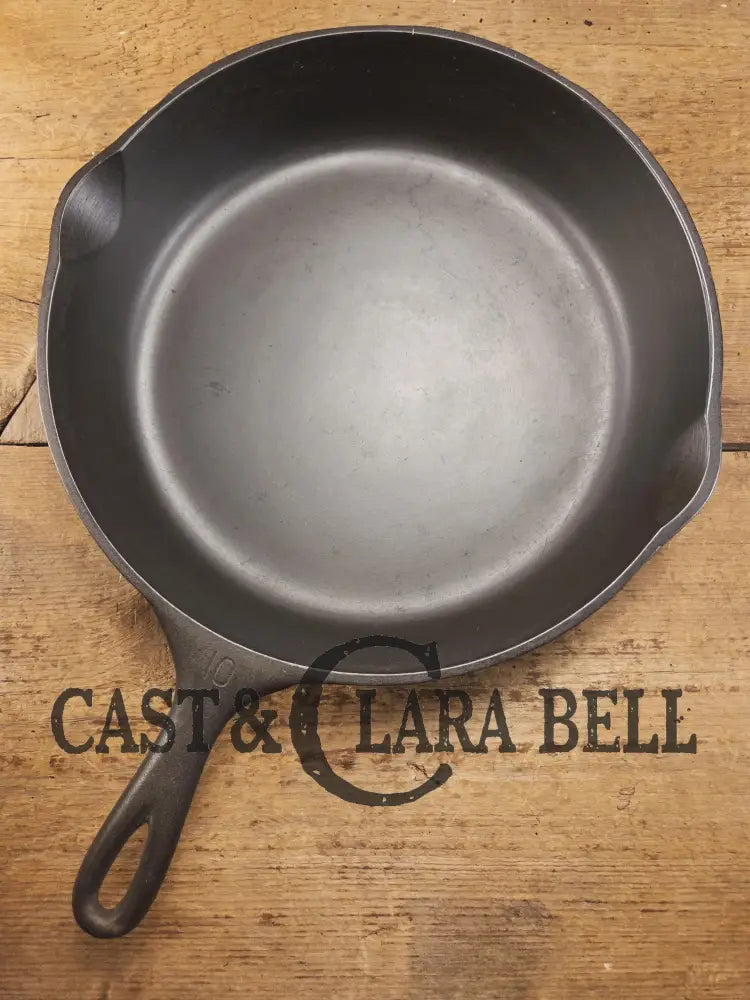 Big 1930βs Wagner Ware #10 Cast Iron Skillet with Stylized Logo 1060 E. Great Bacon skillet! Perfect for larger meals