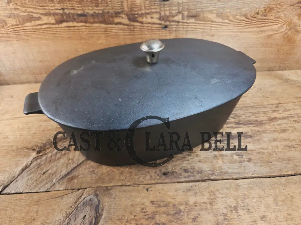 Calling all bread bakers! Beautiful elegant hard to find Wagner made ’Montgomery Ward’ #3 Oval Roaster Dutch Ovens