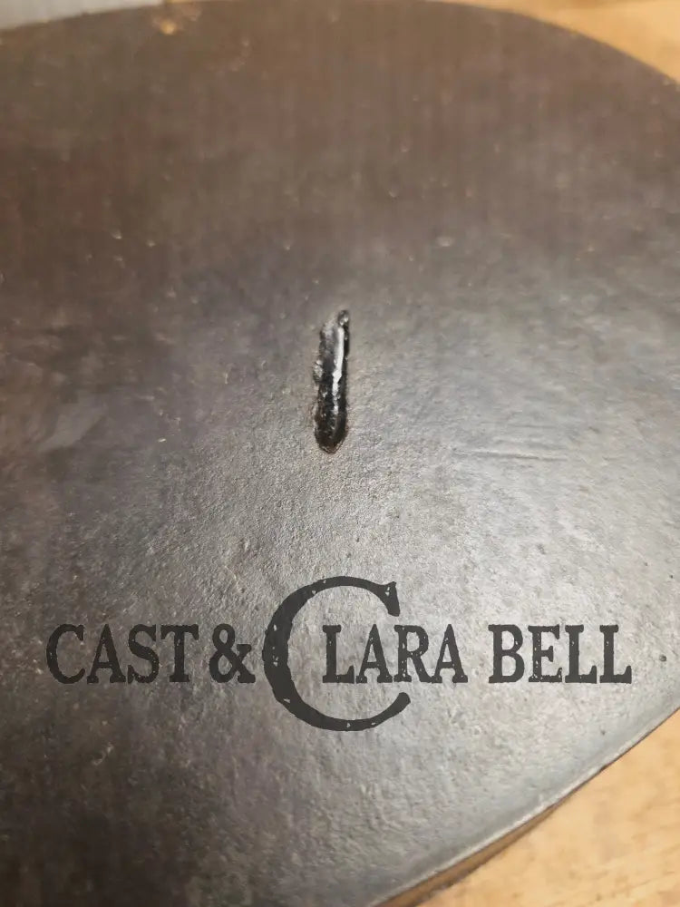 Calling all bread bakers! Beautiful elegant hard to find Wagner made ’Montgomery Ward’ #3 Oval Roaster Dutch Ovens