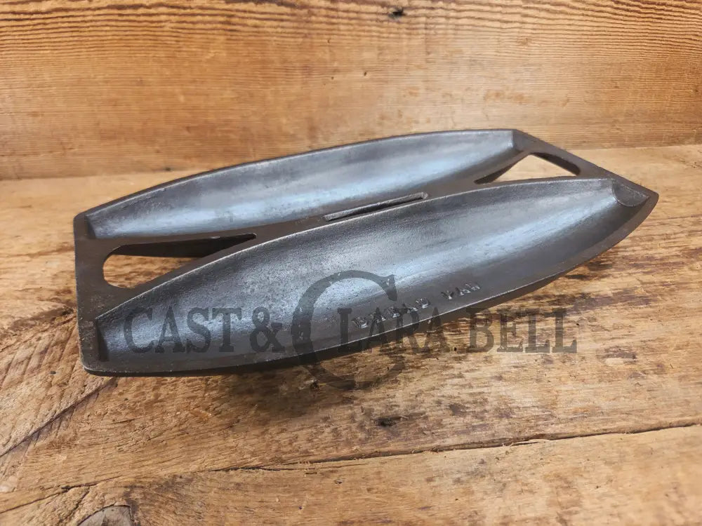Calling all sourdough fanatics! This Griswold 2 Cup Vienna Bread Pan is a tough one to find! 1920’s Era Raised Letter
