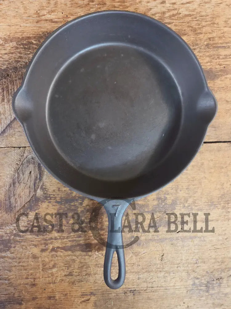 Classic 1910’s Lodge Raised #7 Heat Ring Single Notch. Light sleek and ready to cook with! - Skillet