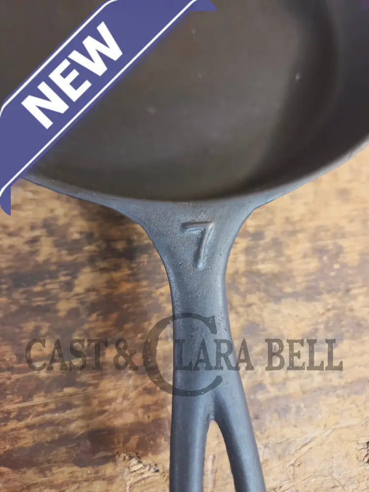 Classic 1910’s Lodge Raised #7 Heat Ring Single Notch. Light sleek and ready to cook with! - Skillet