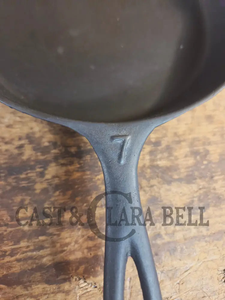Classic 1910’s Lodge Raised #7 Heat Ring Single Notch. Light sleek and ready to cook with! - Skillet